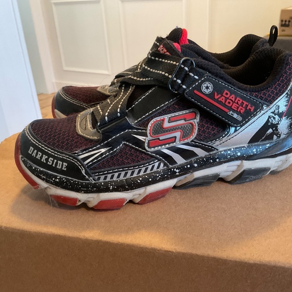 Sketchers STAR WARS Darth Vader runners - size 1Y - Picture 3 of 10
